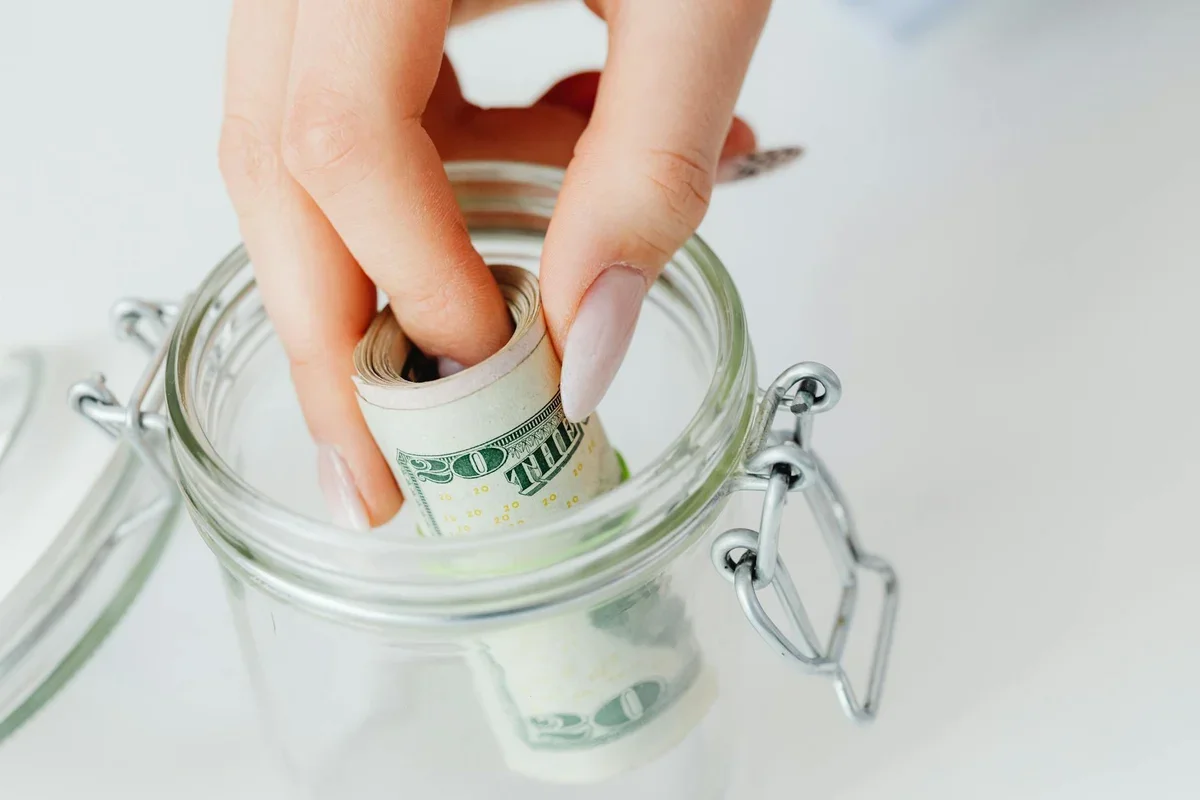 Comparison chart of different emergency fund account types with pros and cons