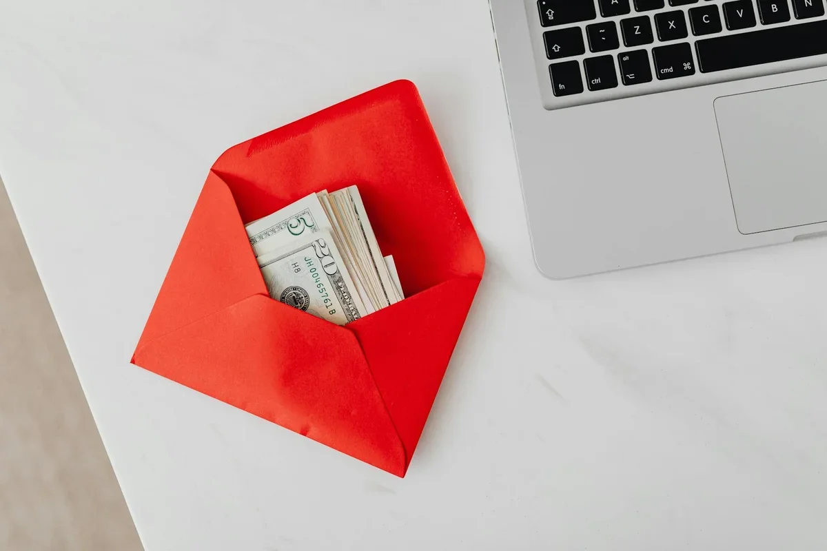 Warning signs and red flags illustration for online scams